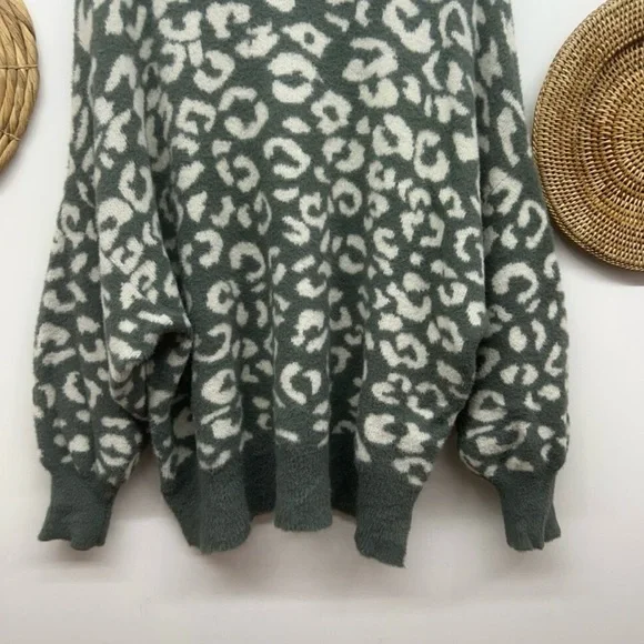 Aerie Green White Animal Leopard Print Soft Fuzzy Knit Oversized Sweater XL - Picture 2 of 3